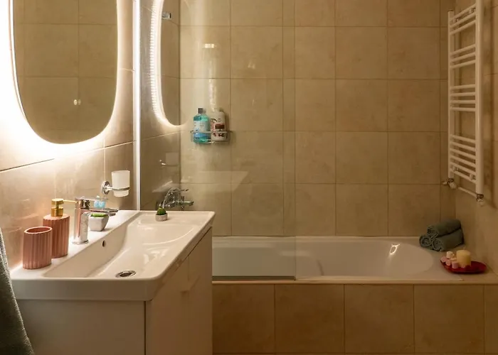 Stylish 3 Bedrooms With Balcony In Apartamento Tesalónica