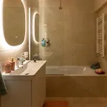 Stylish 3 Bedrooms With Balcony In アパート テッサロニキ