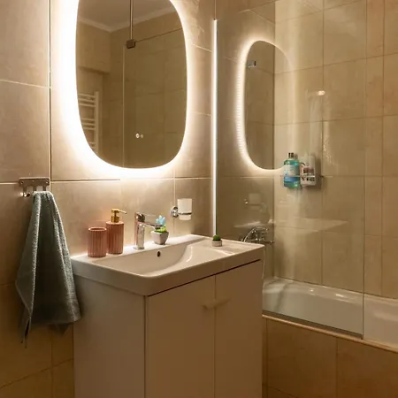 Daire Stylish 3 Bedrooms With Balcony In *