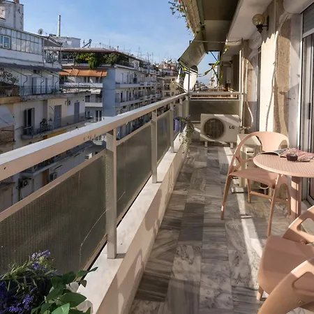 Stylish 3 Bedrooms With Balcony In * Selanik