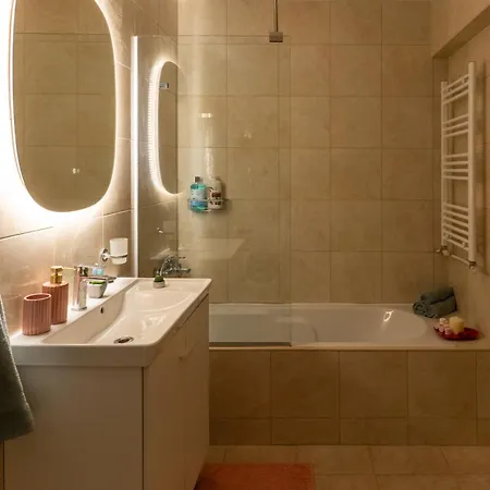 Stylish 3 Bedrooms With Balcony In Apartamento Tessalónica