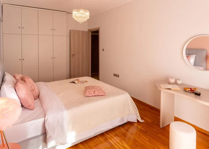 アパート Stylish 3 Bedrooms With Balcony In テッサロニキ