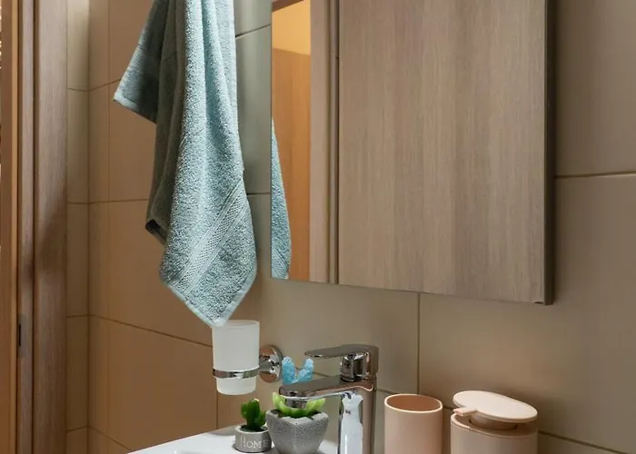 アパート Stylish 3 Bedrooms With Balcony In テッサロニキ