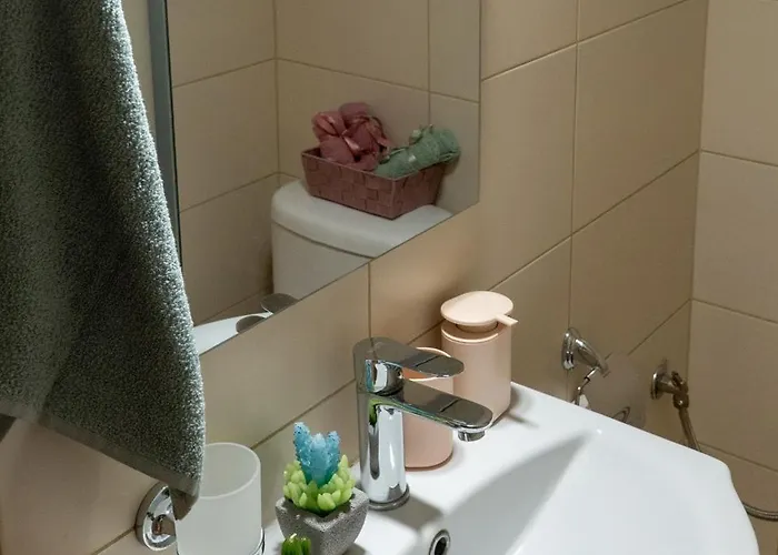 Stylish 3 Bedrooms With Balcony In アパート *