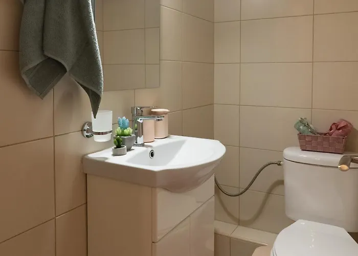 Stylish 3 Bedrooms With Balcony In アパート テッサロニキ