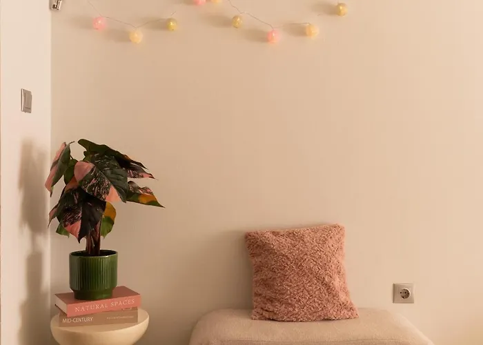アパート Stylish 3 Bedrooms With Balcony In