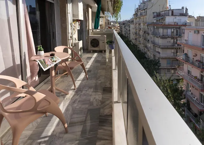 Stylish 3 Bedrooms With Balcony In アパート テッサロニキ