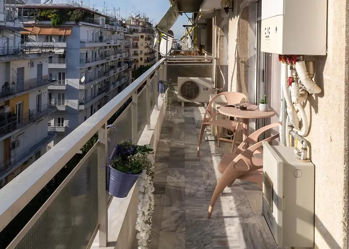 アパート Stylish 3 Bedrooms With Balcony In *