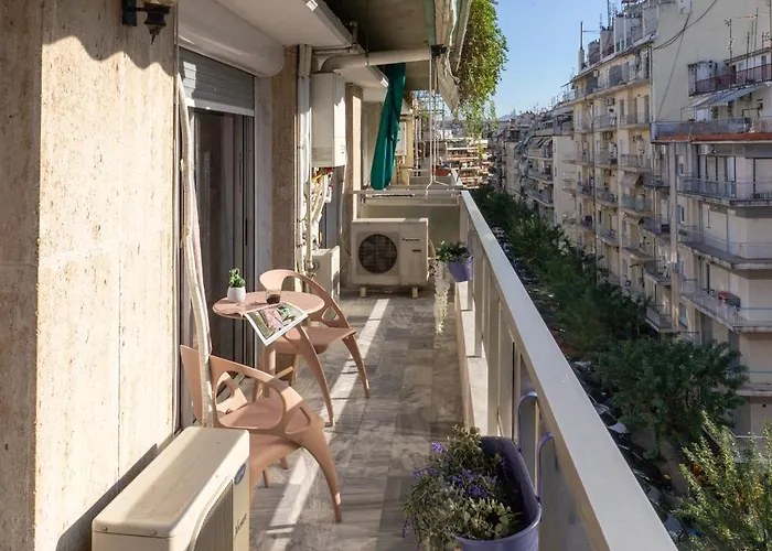 Stylish 3 Bedrooms With Balcony In アパート テッサロニキ